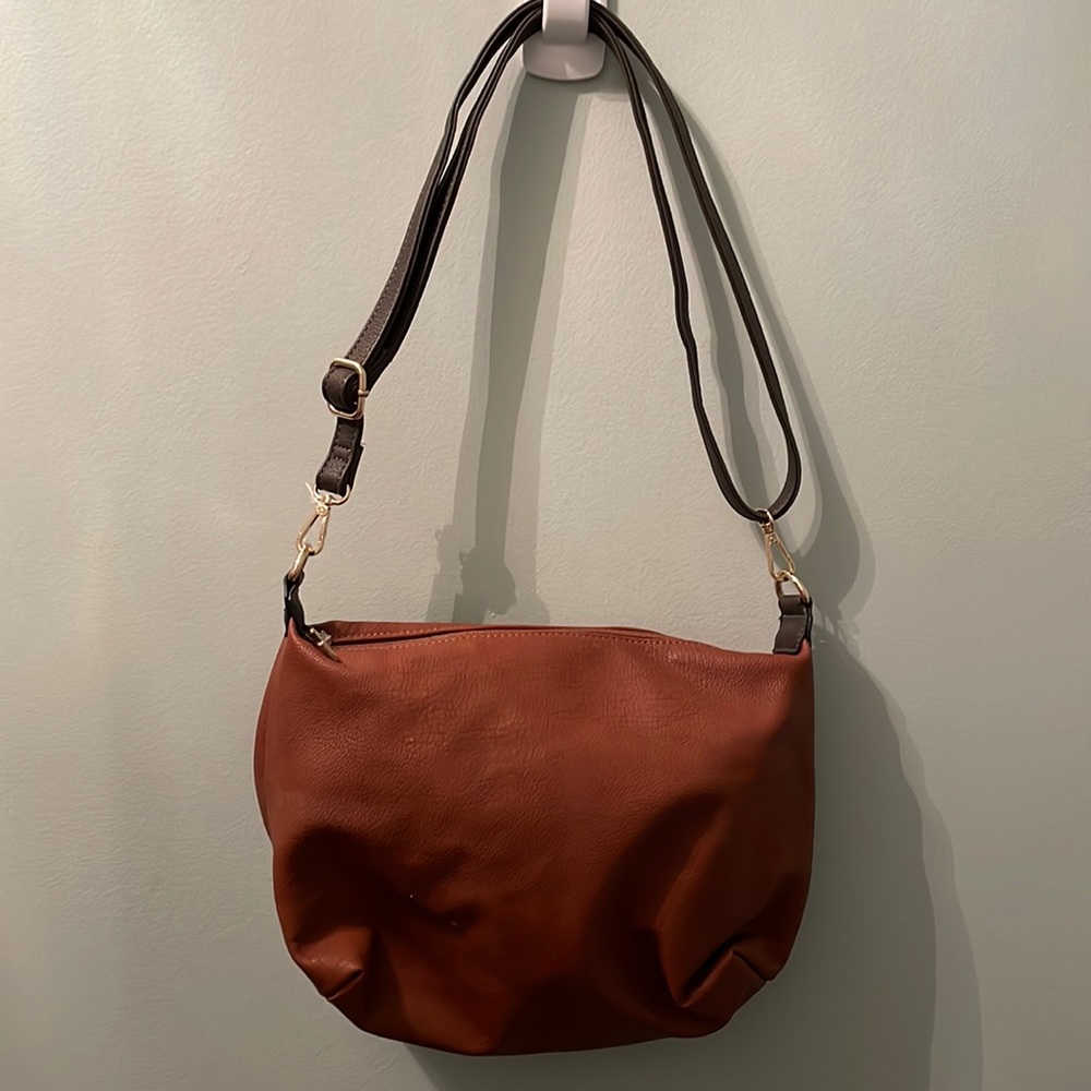 Excellent condition pebbled pleather hobo bag.